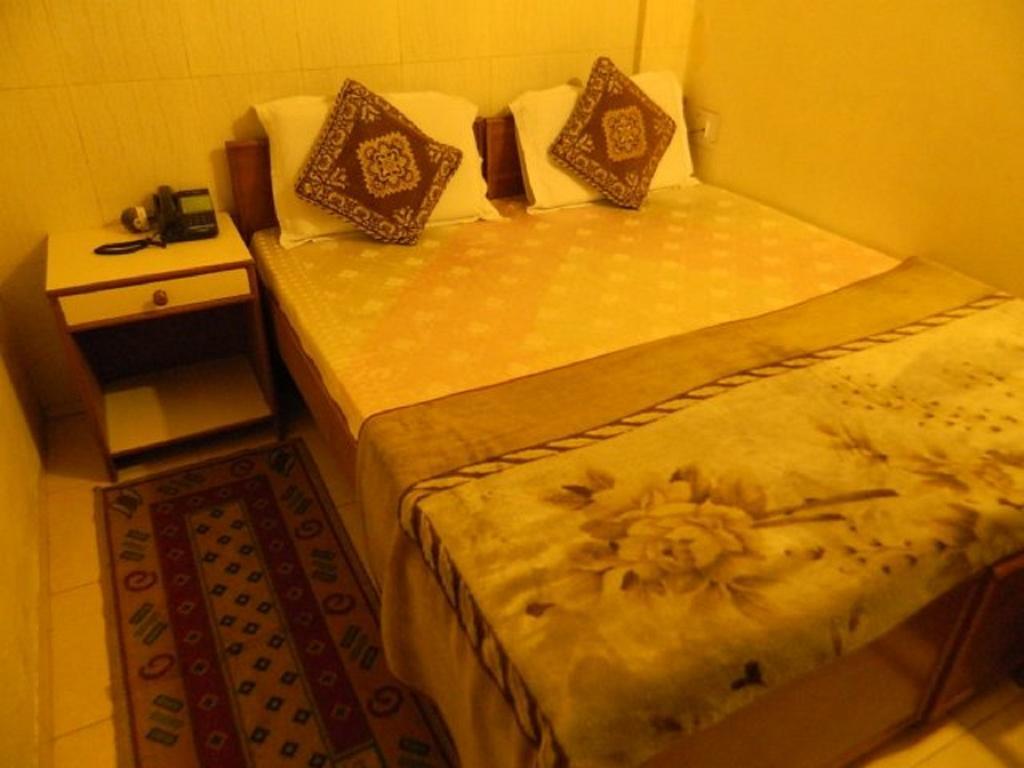 Viraaj Guest House Ноида Екстериор снимка